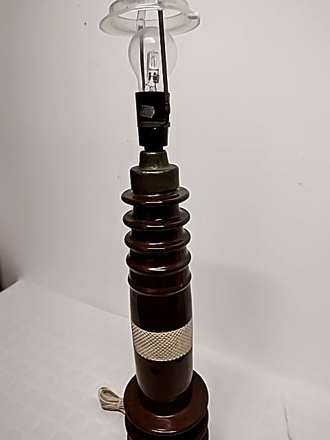 Brun lampefod  med hvidt bånd